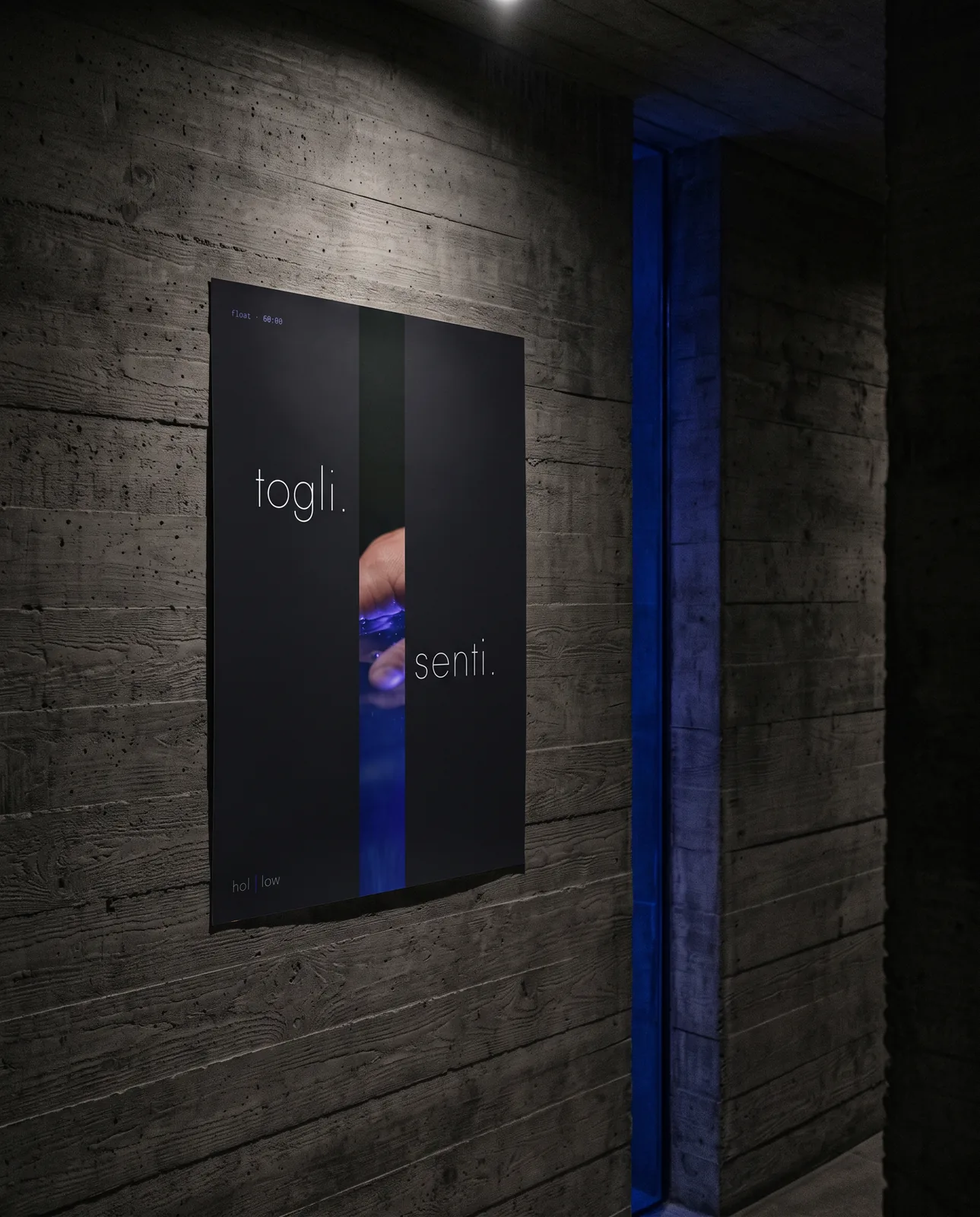 Un poster scuro su un muro di cemento con la scritta togli. senti. divisa da una fessura