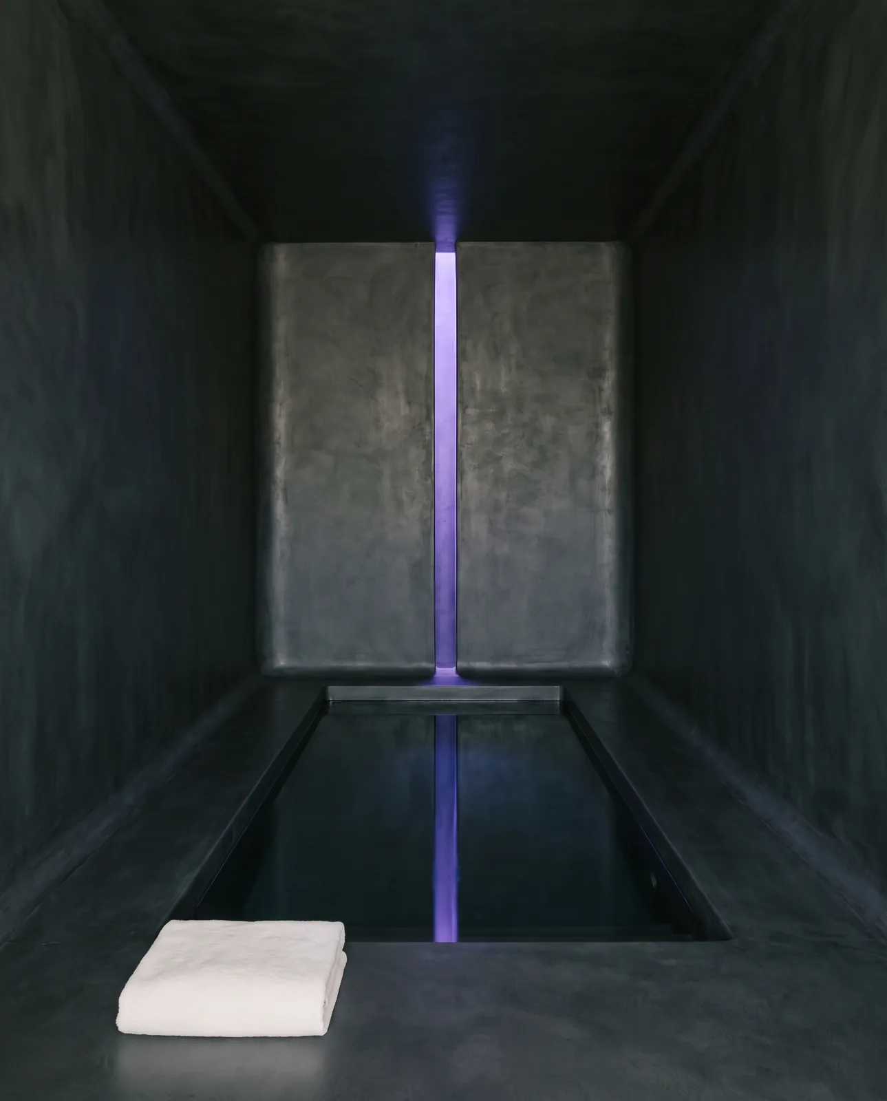 La sala float: una vasca scura con una sottile linea di luce