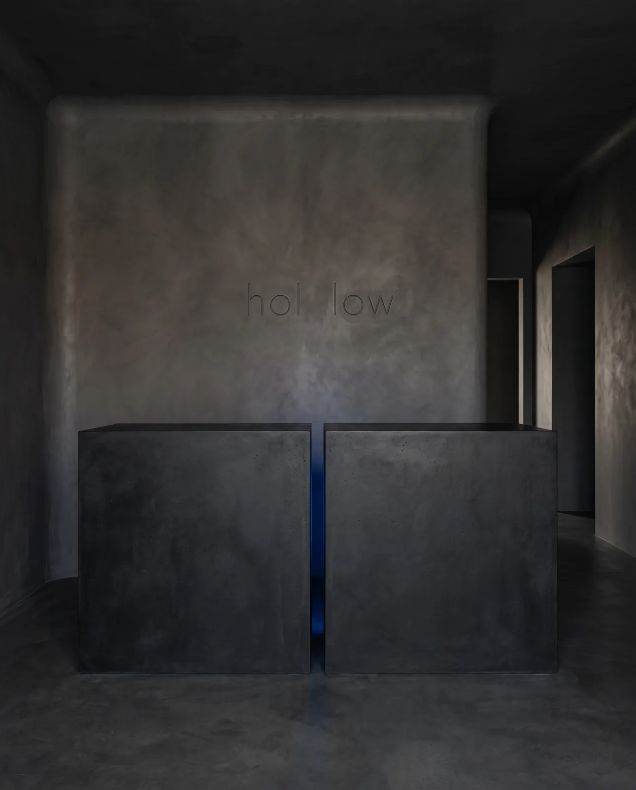La reception di Hollow: due blocchi di cemento separati da una fessura di luce