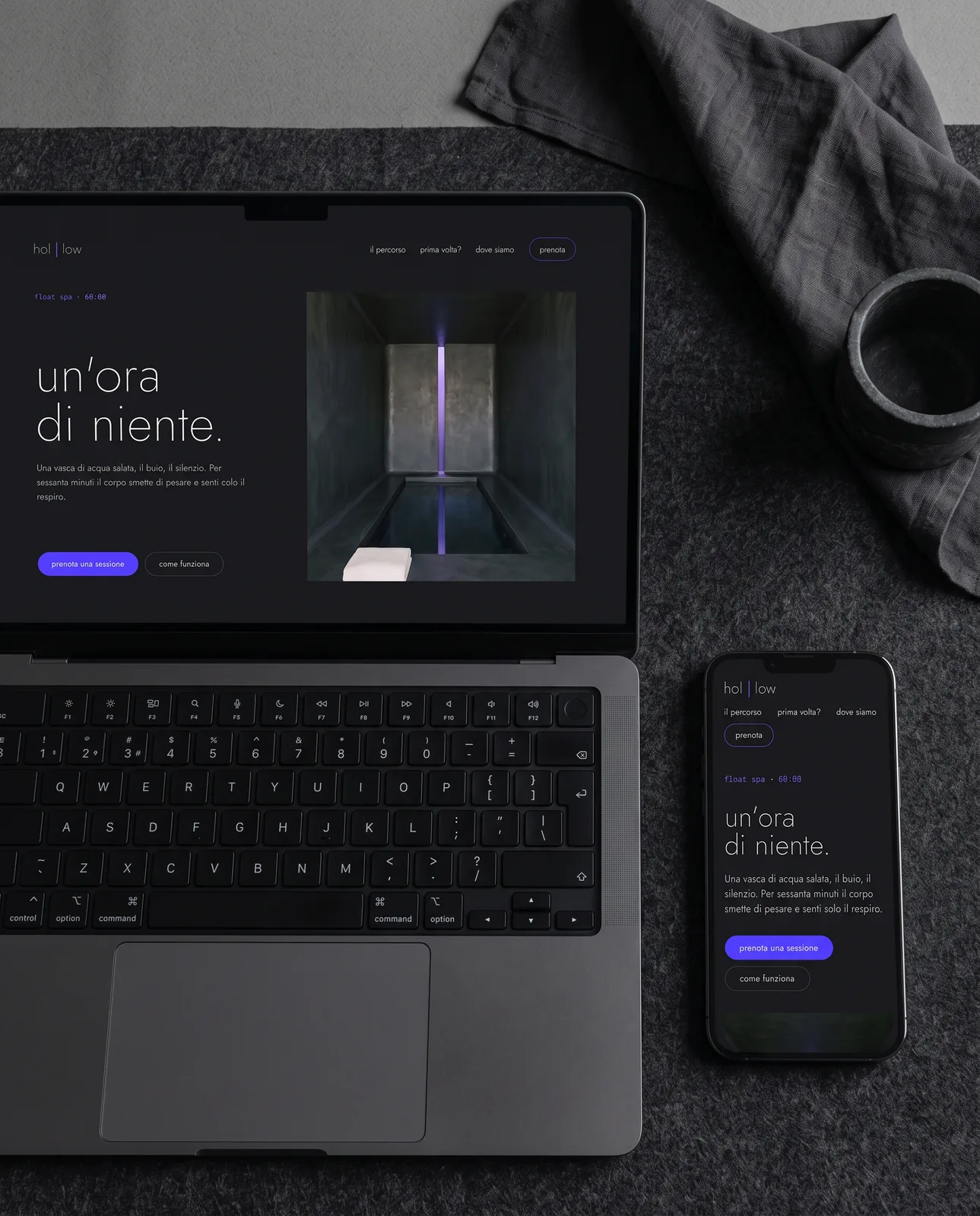Il sito di Hollow su laptop e telefono, visti dall'alto