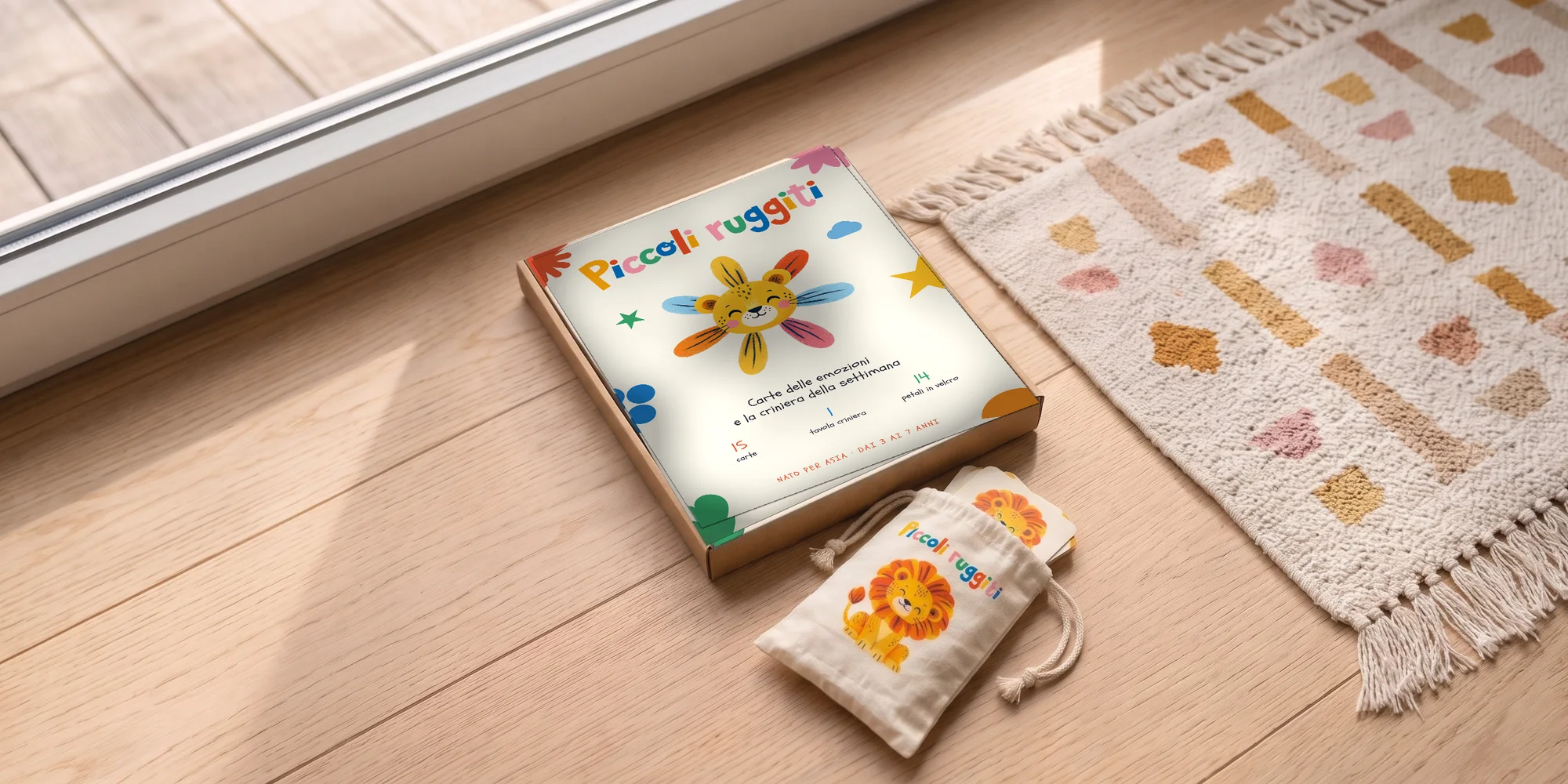 Piccoli ruggiti, la scatola del kit con il sacchetto delle carte sul pavimento di legno