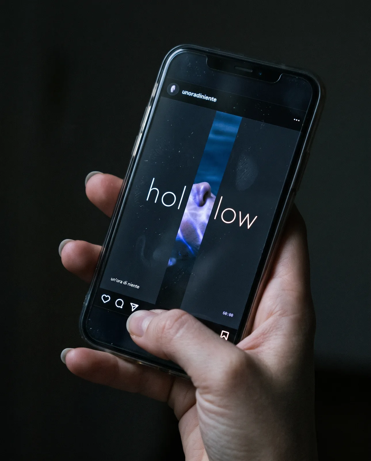 Un telefono con un post di Hollow: il nome con un volto dentro la fessura